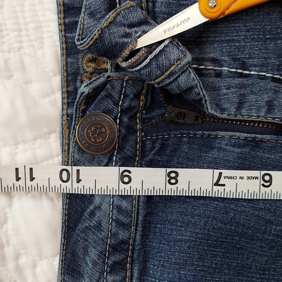 โข Wallflower Stretchy Distressed Cropped Capri Jeans, Medium Blue Wash. Size 20 - Picture 8 of 10